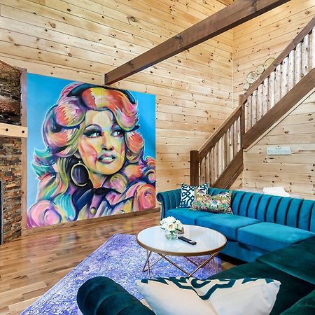 Smokiesboutiquecabins Would Love To Host You At Dolly'S Cute Cabin! 4 Suites With Private Bathrooms - Hot Tub, Fire Pit, Game Room, Resort Pool Open Memorial Day Through Labor Day! 개틀린버그 외부 사진