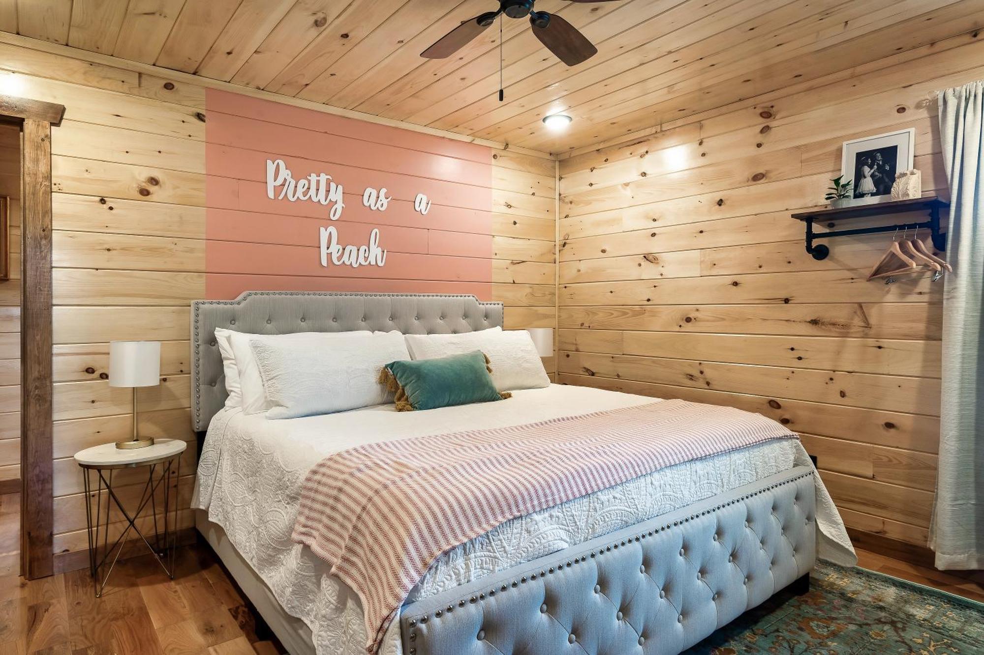 Smokiesboutiquecabins Would Love To Host You At Dolly'S Cute Cabin! 4 Suites With Private Bathrooms - Hot Tub, Fire Pit, Game Room, Resort Pool Open Memorial Day Through Labor Day! 개틀린버그 외부 사진