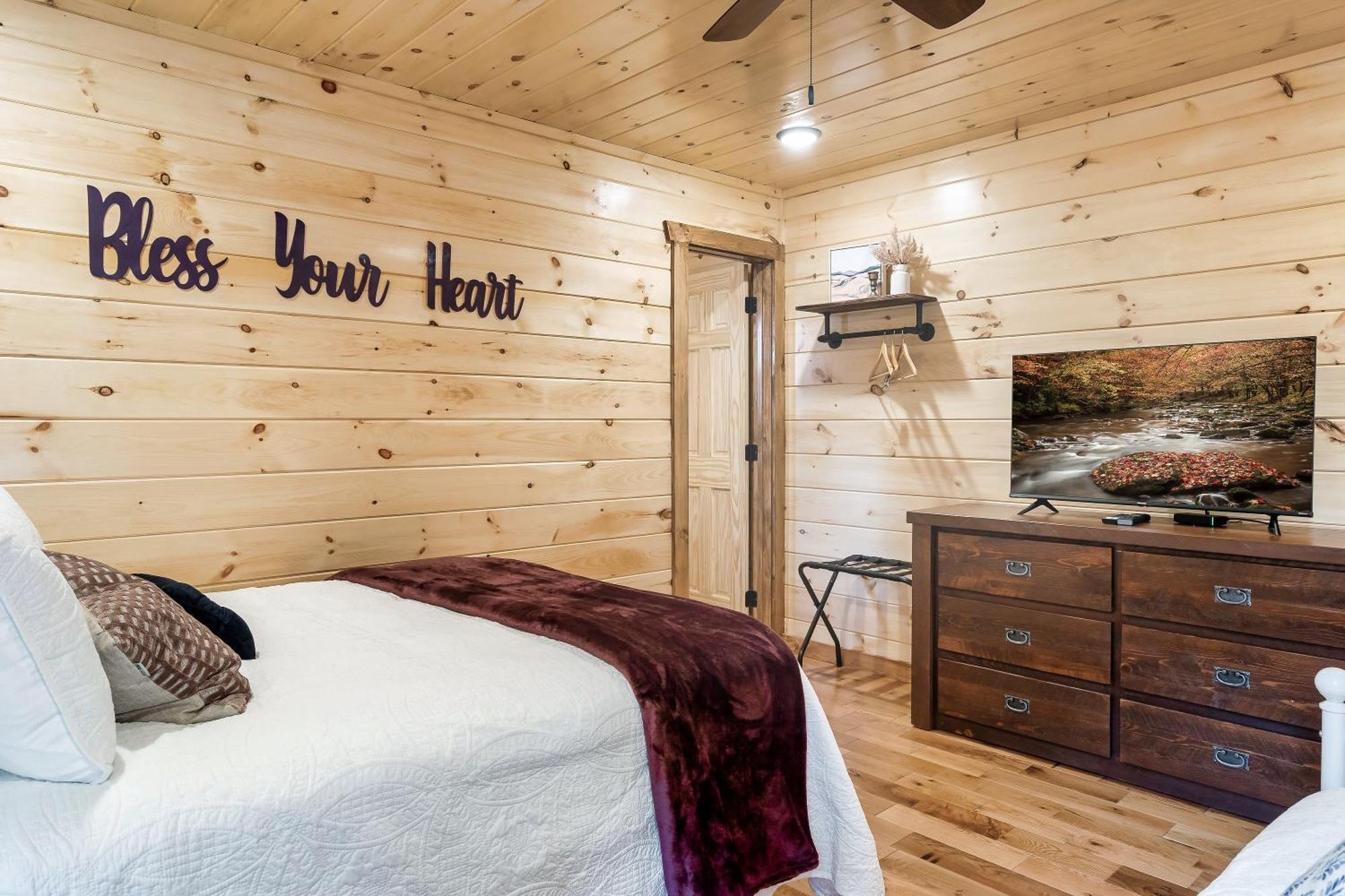 Smokiesboutiquecabins Would Love To Host You At Dolly'S Cute Cabin! 4 Suites With Private Bathrooms - Hot Tub, Fire Pit, Game Room, Resort Pool Open Memorial Day Through Labor Day! 개틀린버그 외부 사진