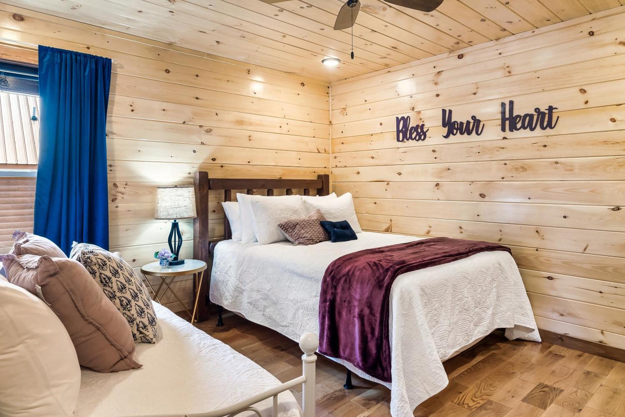 Smokiesboutiquecabins Would Love To Host You At Dolly'S Cute Cabin! 4 Suites With Private Bathrooms - Hot Tub, Fire Pit, Game Room, Resort Pool Open Memorial Day Through Labor Day! 개틀린버그 외부 사진