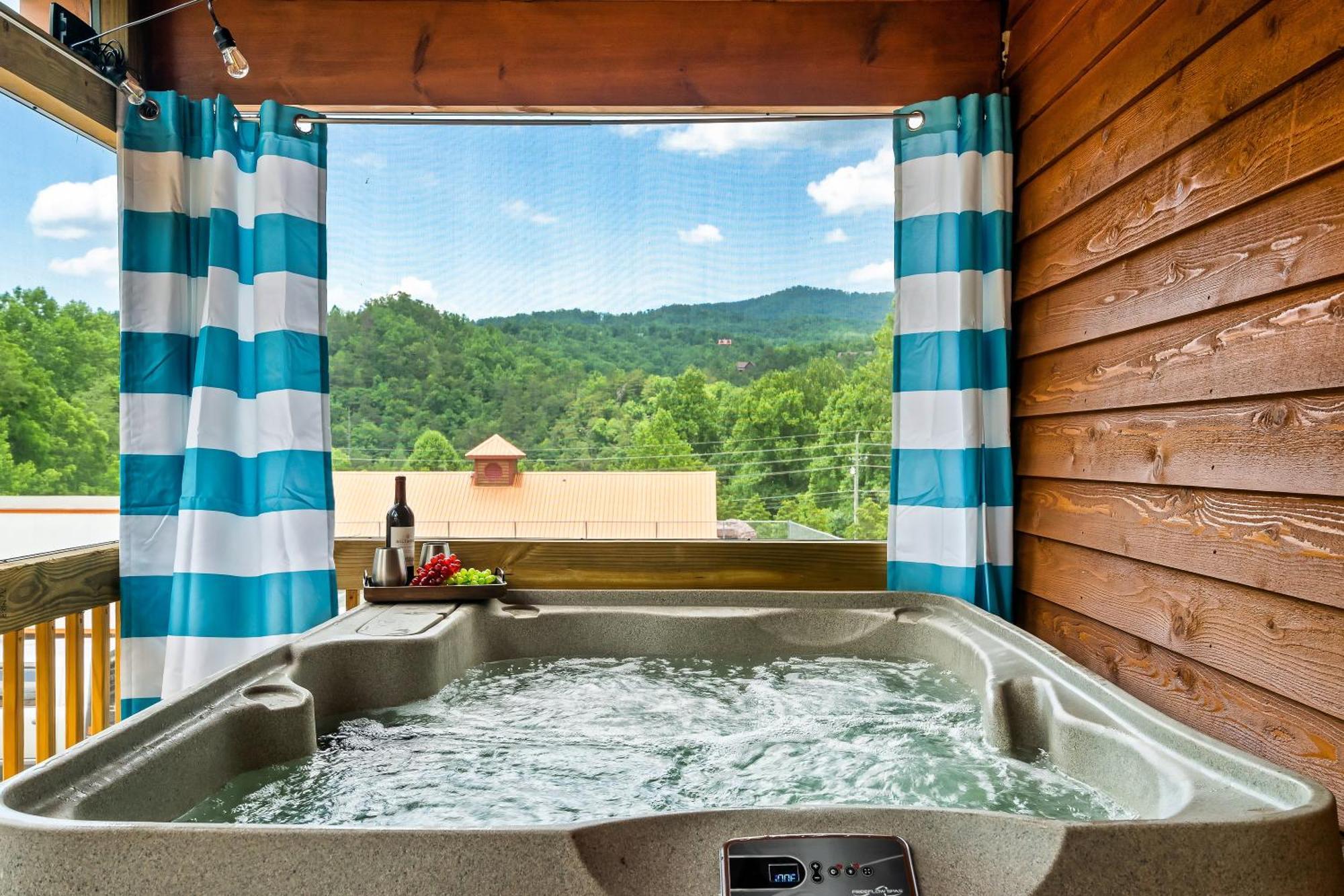 Smokiesboutiquecabins Would Love To Host You At Dolly'S Cute Cabin! 4 Suites With Private Bathrooms - Hot Tub, Fire Pit, Game Room, Resort Pool Open Memorial Day Through Labor Day! 개틀린버그 외부 사진