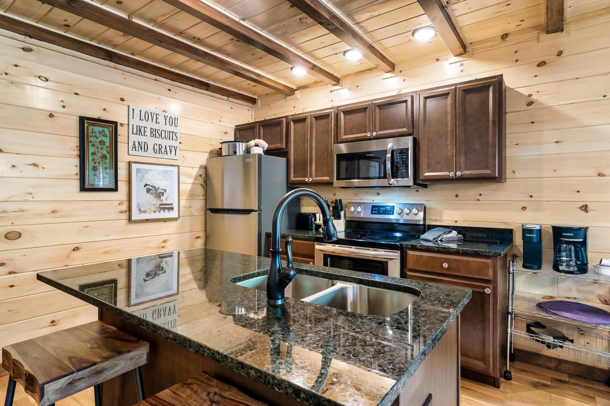 Smokiesboutiquecabins Would Love To Host You At Dolly'S Cute Cabin! 4 Suites With Private Bathrooms - Hot Tub, Fire Pit, Game Room, Resort Pool Open Memorial Day Through Labor Day! 개틀린버그 외부 사진