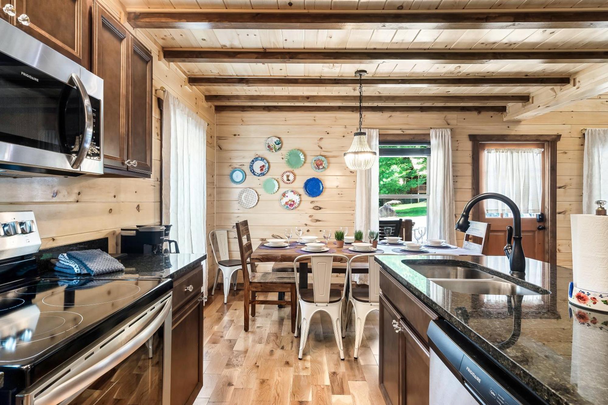 Smokiesboutiquecabins Would Love To Host You At Dolly'S Cute Cabin! 4 Suites With Private Bathrooms - Hot Tub, Fire Pit, Game Room, Resort Pool Open Memorial Day Through Labor Day! 개틀린버그 외부 사진
