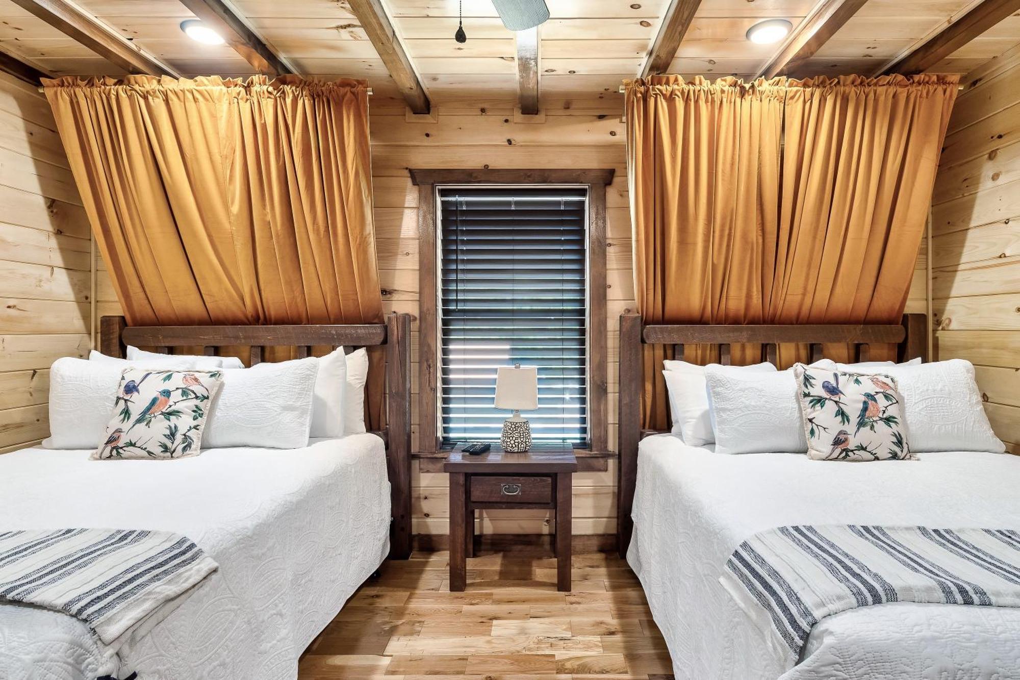 Smokiesboutiquecabins Would Love To Host You At Dolly'S Cute Cabin! 4 Suites With Private Bathrooms - Hot Tub, Fire Pit, Game Room, Resort Pool Open Memorial Day Through Labor Day! 개틀린버그 외부 사진
