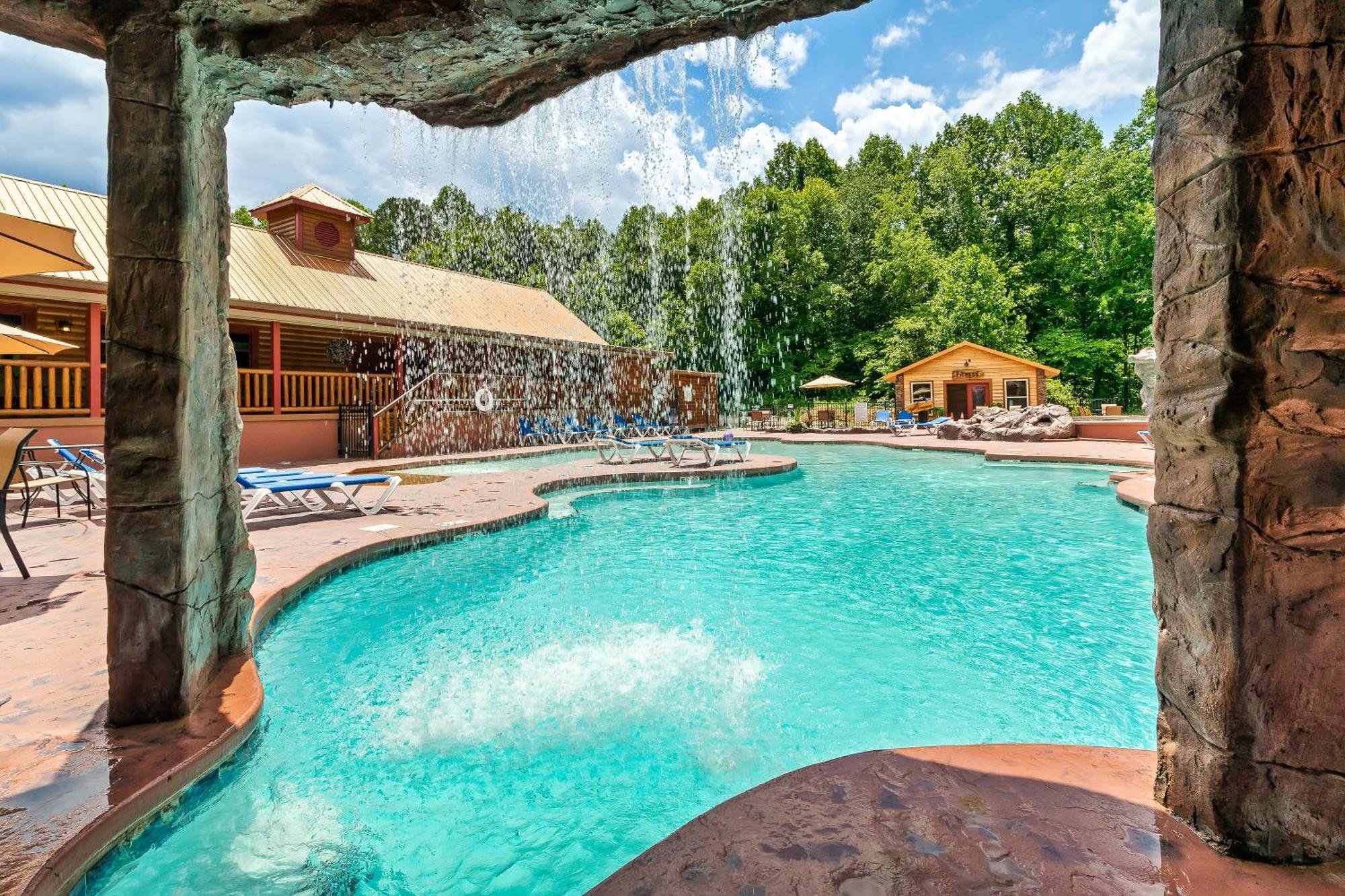 Smokiesboutiquecabins Would Love To Host You At Dolly'S Cute Cabin! 4 Suites With Private Bathrooms - Hot Tub, Fire Pit, Game Room, Resort Pool Open Memorial Day Through Labor Day! 개틀린버그 외부 사진
