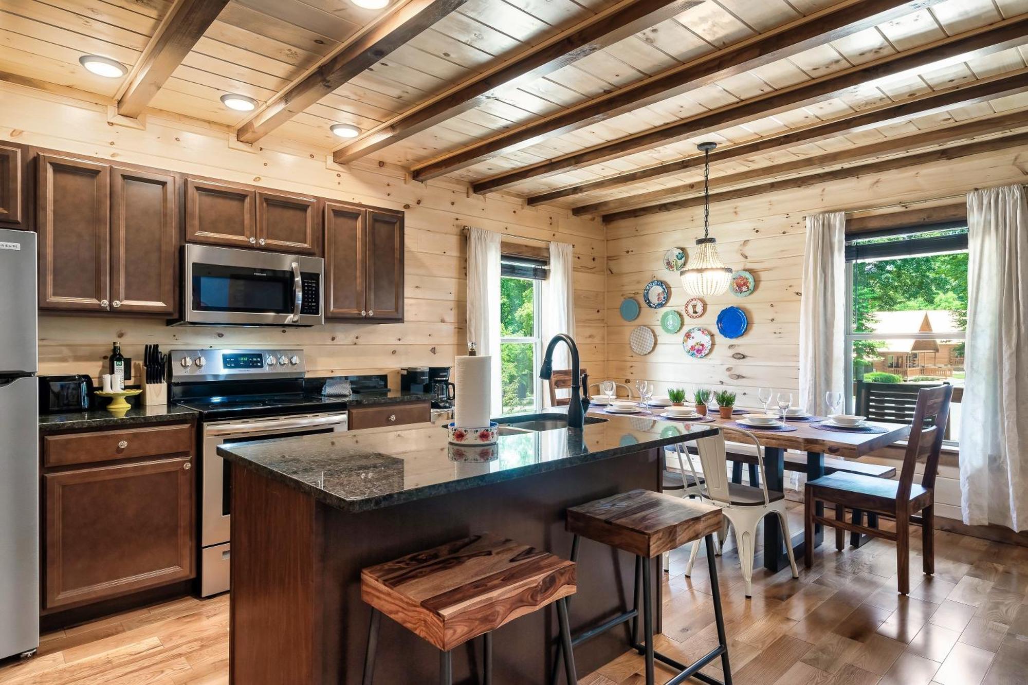 Smokiesboutiquecabins Would Love To Host You At Dolly'S Cute Cabin! 4 Suites With Private Bathrooms - Hot Tub, Fire Pit, Game Room, Resort Pool Open Memorial Day Through Labor Day! 개틀린버그 외부 사진