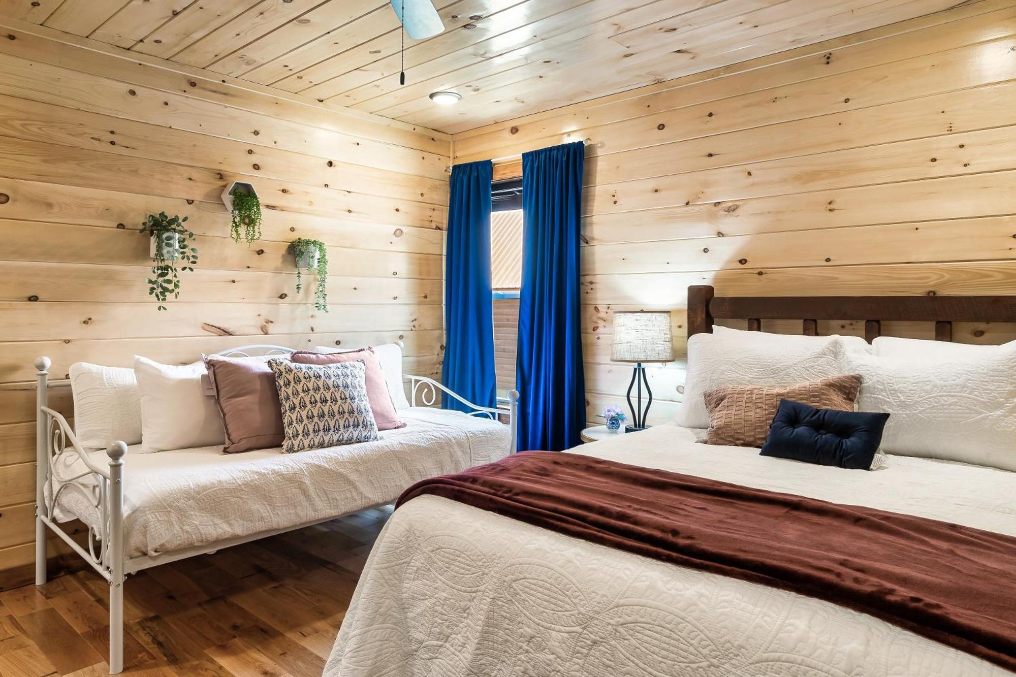 Smokiesboutiquecabins Would Love To Host You At Dolly'S Cute Cabin! 4 Suites With Private Bathrooms - Hot Tub, Fire Pit, Game Room, Resort Pool Open Memorial Day Through Labor Day! 개틀린버그 외부 사진