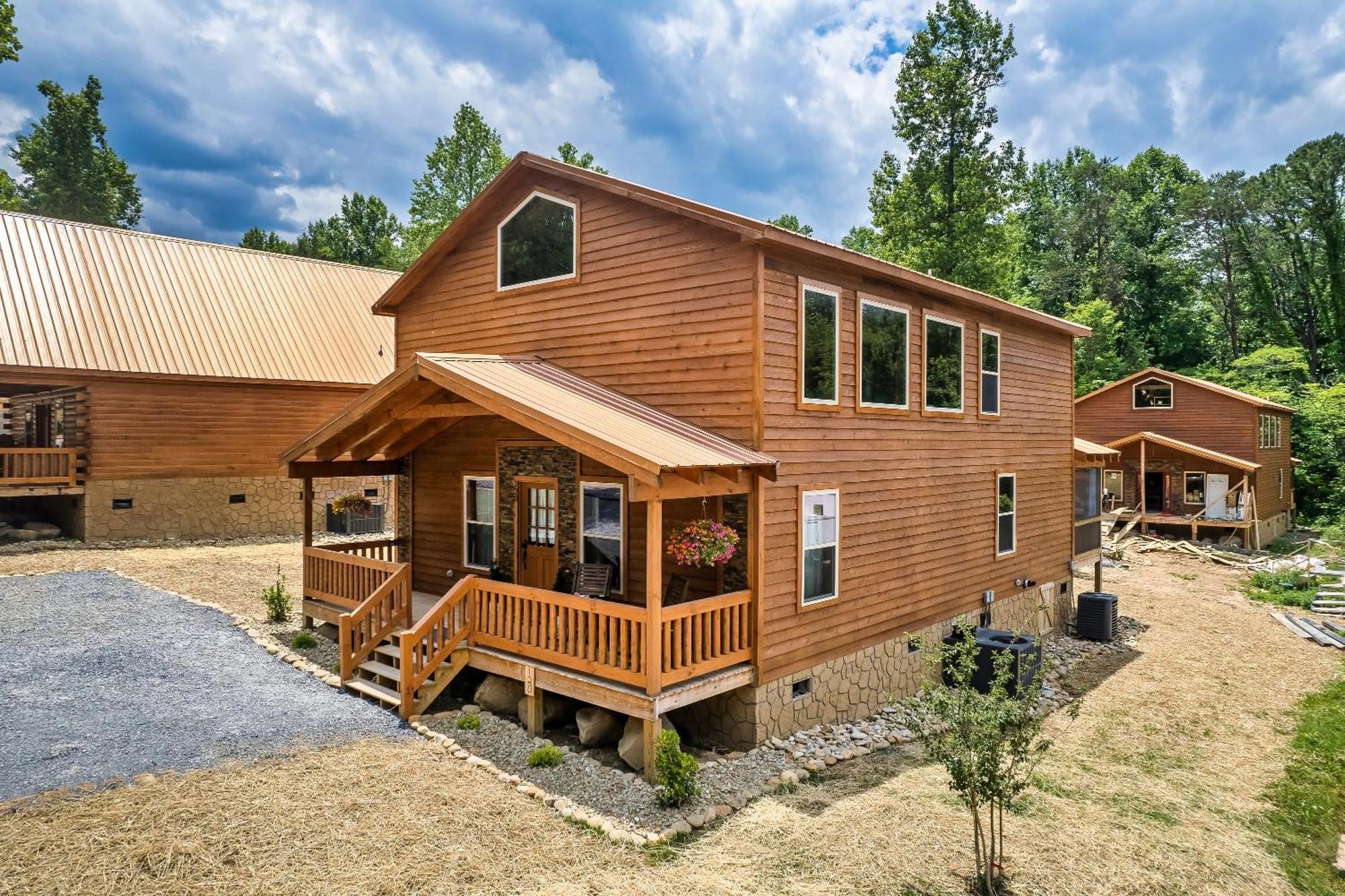 Smokiesboutiquecabins Would Love To Host You At Dolly'S Cute Cabin! 4 Suites With Private Bathrooms - Hot Tub, Fire Pit, Game Room, Resort Pool Open Memorial Day Through Labor Day! 개틀린버그 외부 사진