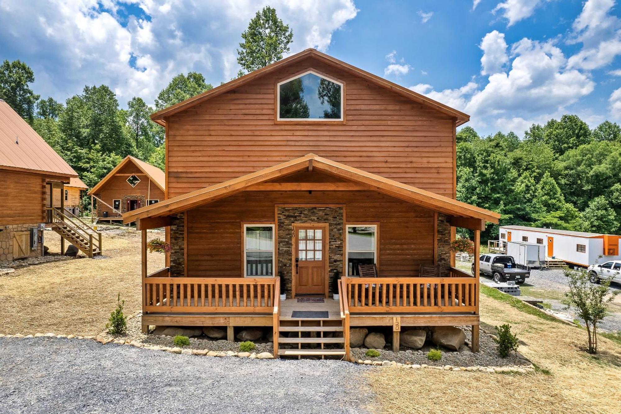 Smokiesboutiquecabins Would Love To Host You At Dolly'S Cute Cabin! 4 Suites With Private Bathrooms - Hot Tub, Fire Pit, Game Room, Resort Pool Open Memorial Day Through Labor Day! 개틀린버그 외부 사진