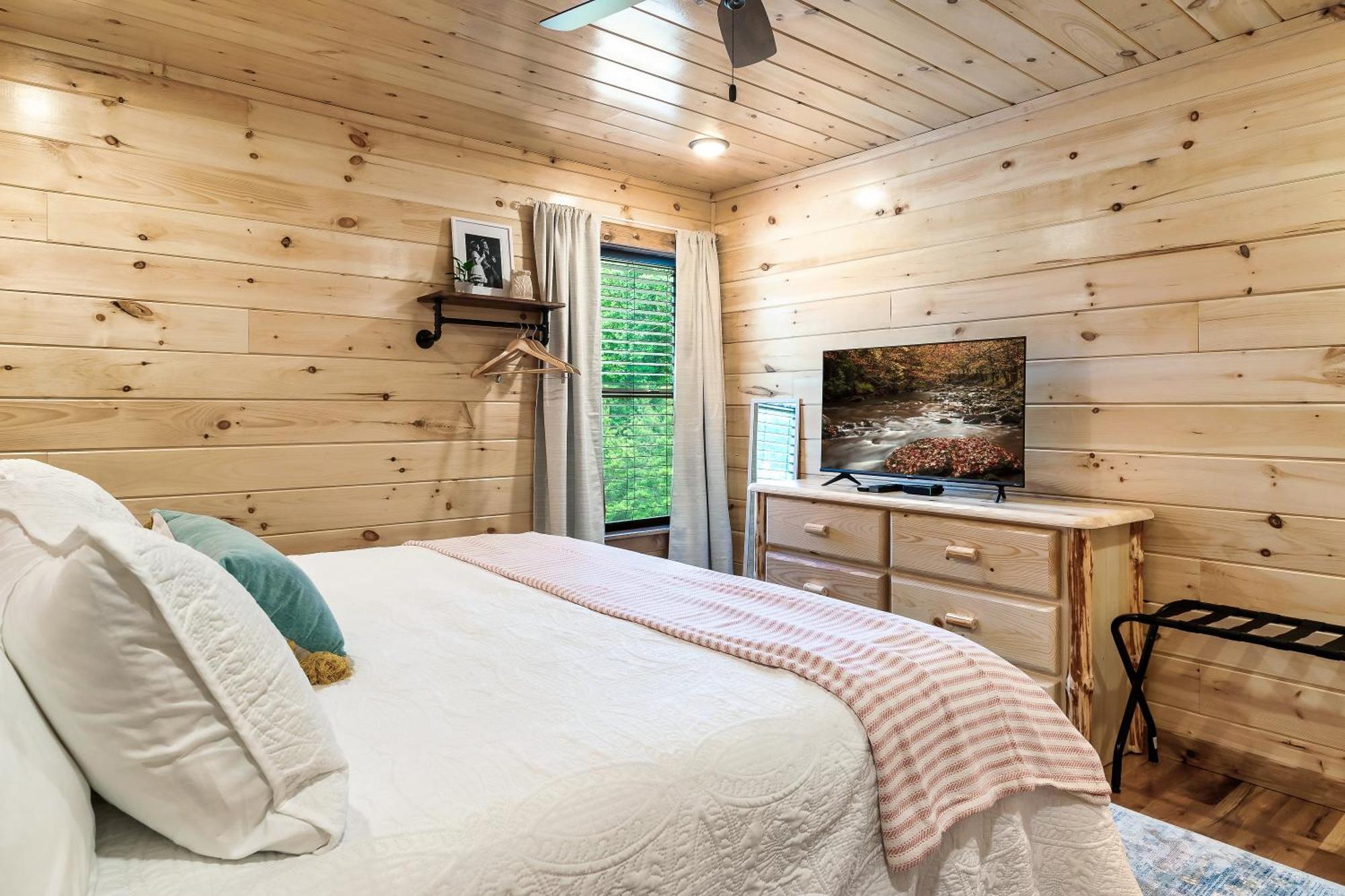 Smokiesboutiquecabins Would Love To Host You At Dolly'S Cute Cabin! 4 Suites With Private Bathrooms - Hot Tub, Fire Pit, Game Room, Resort Pool Open Memorial Day Through Labor Day! 개틀린버그 외부 사진